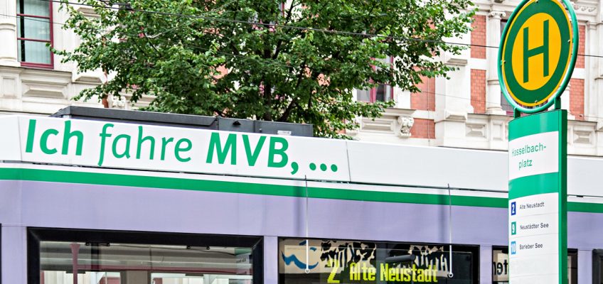 Ich fahre MVB... eine Straßenbahn an einer Haltestelle