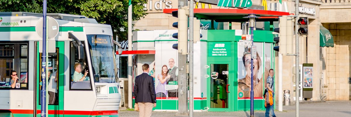 MVB-Häuschen an der Kreuzung Ernst-Reuter-Allee / Breiter Weg