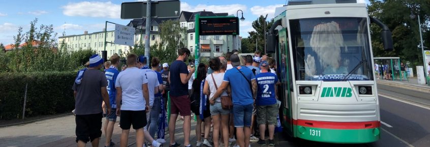Fußballfans steigen in die Sonderstraßenbahn nach einem Fußballspiel ein