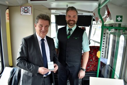 OB Dr. Lutz Trümper mit Fahrlehrer Steven Rausch: Nach bestandener „Fahrprüfung“ erhält er den „Bimmelkutscher“-Führerschein