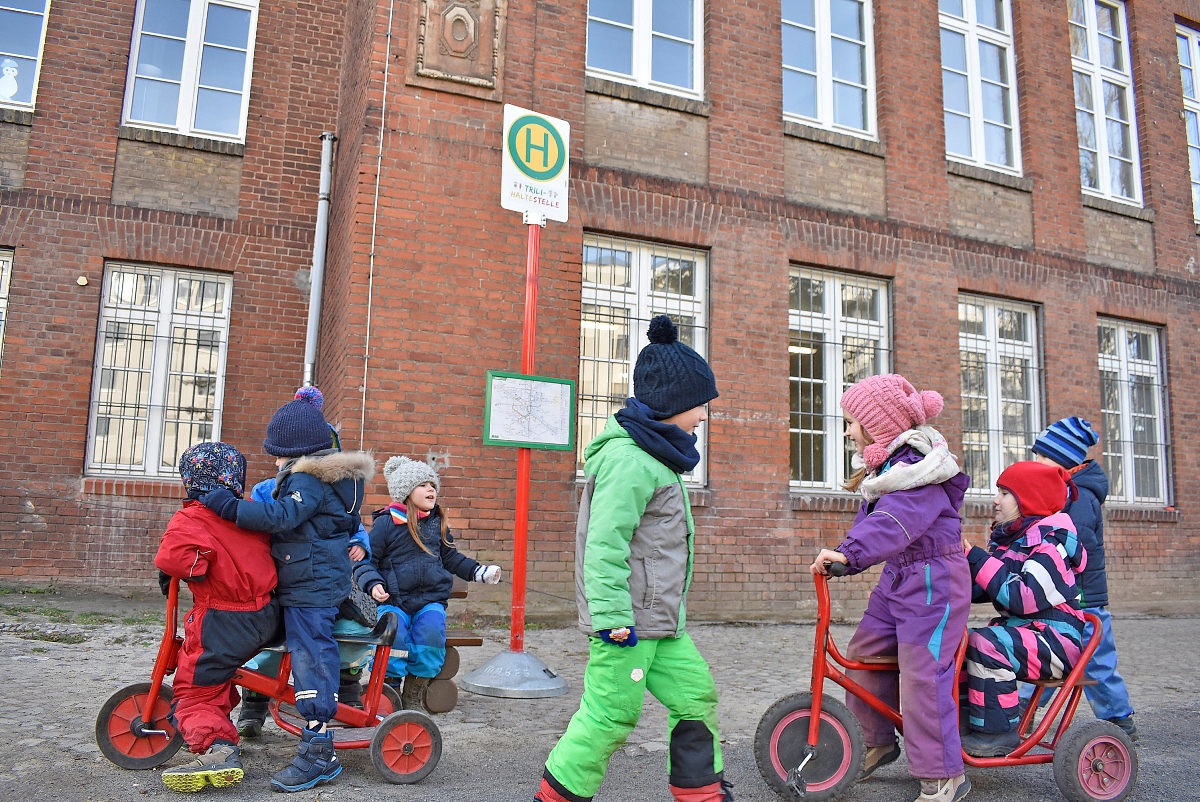 Haltestellenschild in der Trilingualen Kindertagesstätte in Magdeburg