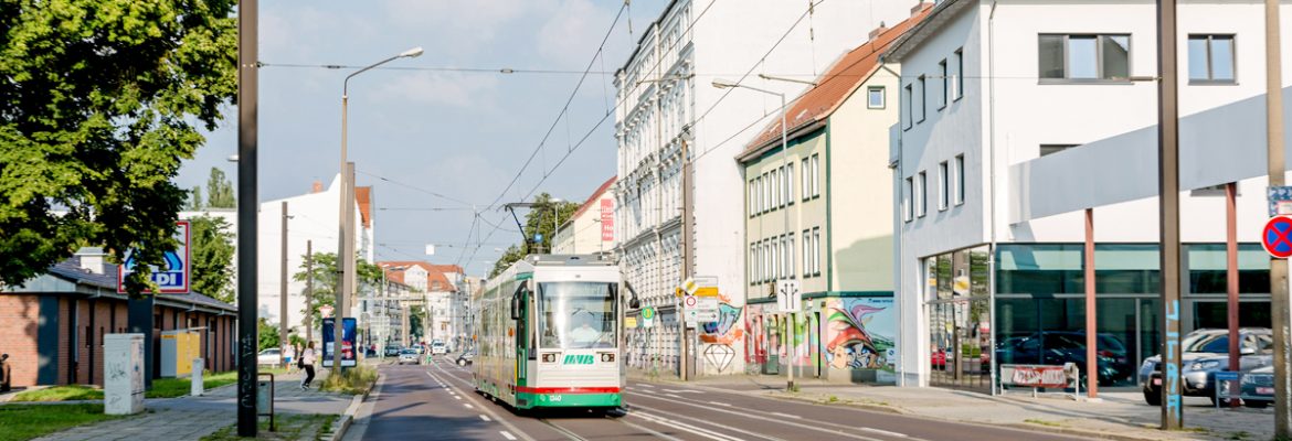 Straßenbahn auf der Großen Diesdorfer Straße
