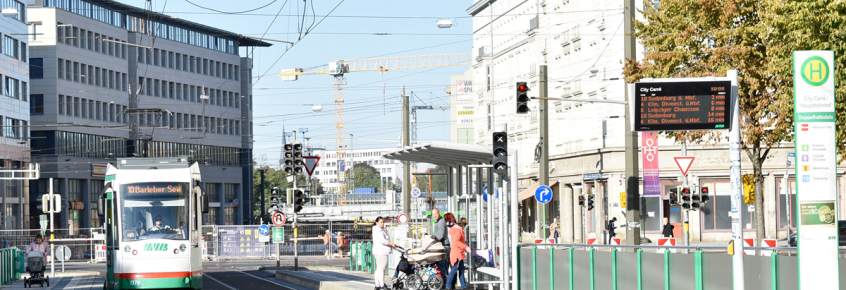 Die Linie 10 bedient die Haltestelle City Carré/Hbf.
