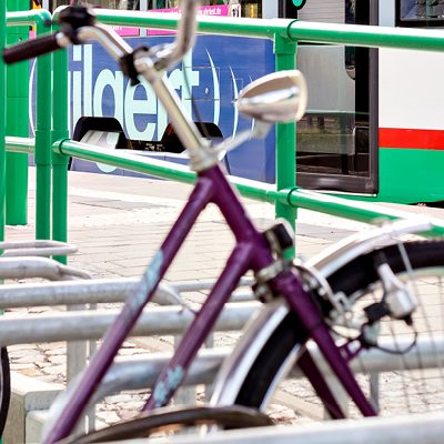 Fahrräder an einer Haltestelle