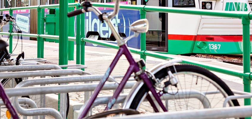 Fahrräder an einer Haltestelle