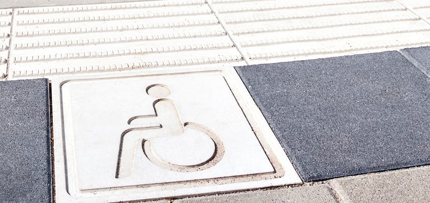 Rollstuhlfahrer Piktogramm an barrierefreien Haltestellen