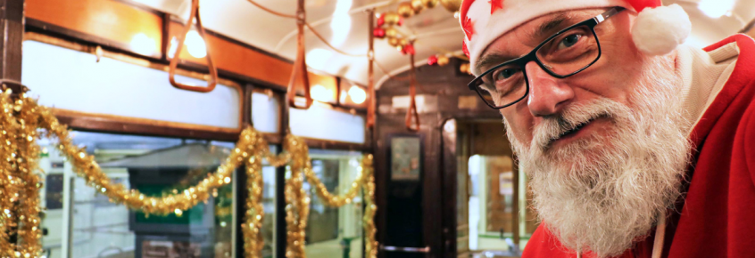 Weihnachtsmann in einer historischen Straßenbahn