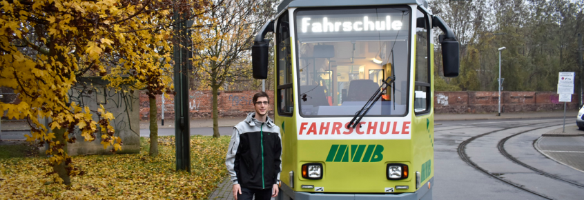 Johannes Lauf vor dem MVB-Fahrschulwagen