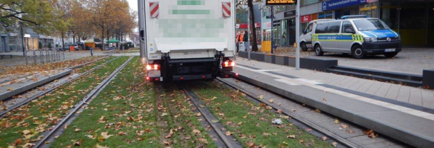 LKW auf dem Rasengleis im Breiten Weg