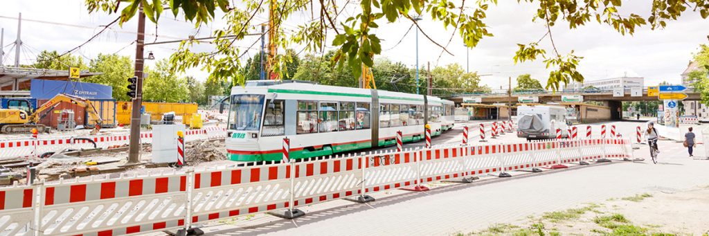 Straßenbahn in der Baustelle Damaschkeplatz