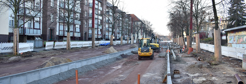 Bauarbeiten für die neue Straßenbahntrasse in der Warschauer Straße.