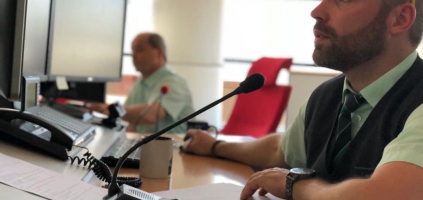 MVB-Mitarbeiter Steven Rausch in der Leitstelle (Foto: Sebastian Wolf)