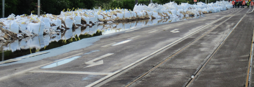 Sandsäcke auf dem August-Bebel-Damm im Juni 2013.