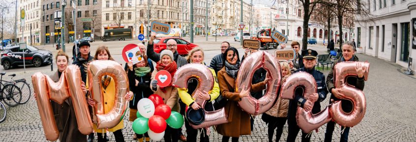 Menschen halten Ballon hoch, die MD 2025 bilden