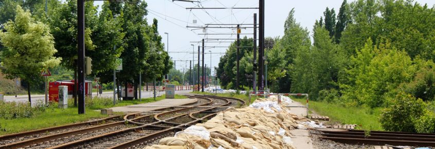 Sandsäcke auf dem August-Bebel-Damm im Juni 2013.