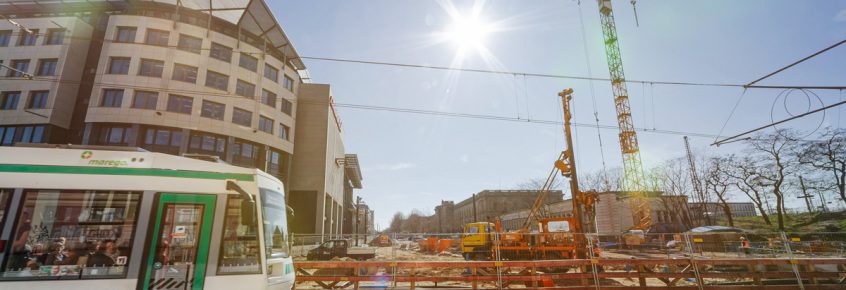 Straßenbahn an der Tunnelbaustelle am Köllner Platz