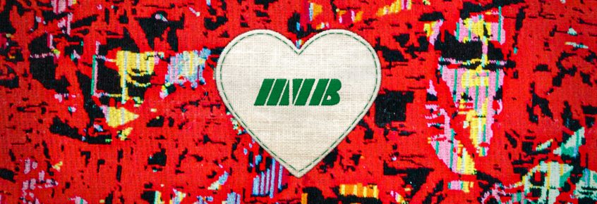 Header: rot gemustertes Sitzpolster mit einem aufgestickten Herz und dem MVB Logo für den Valentinstag