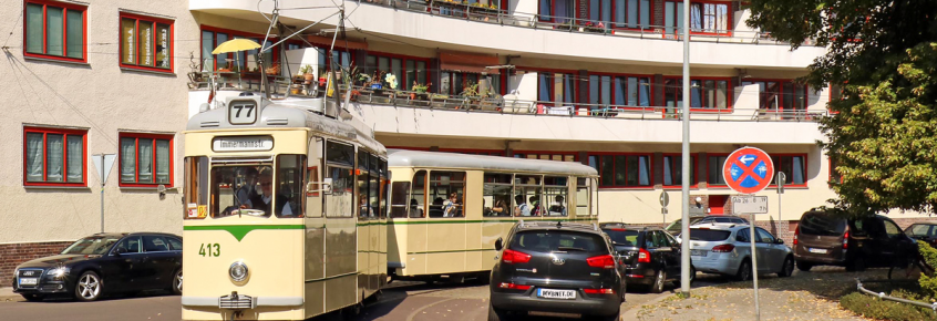 Das vom Architekten Hans Holthey entworfene und 1930 fertig gestellte Bogenhaus prägt den Olvenstedter Platz