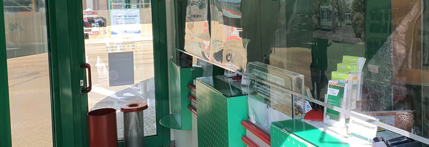 Eine Plexiglasscheibe in den Verkaufshäuschen schützt künftig Kunden und Mitarbeiter.