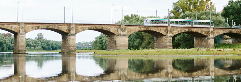 Straßenbahn auf der Anna-Ebert-Brücke (Foto: Stefan Deutsch)