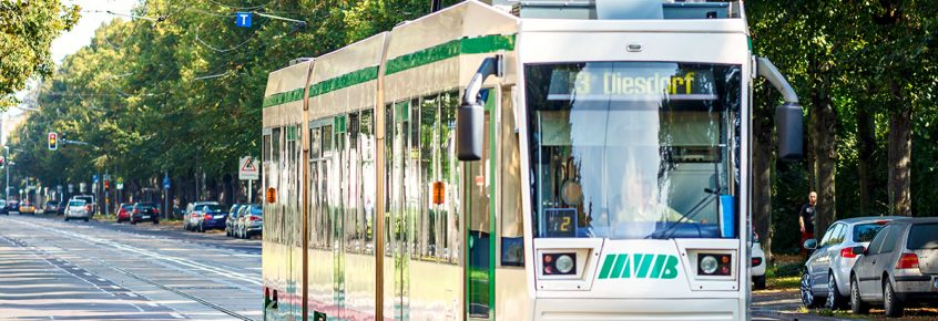 Straßenbahn der Linie 3 auf der Großen Diesdorfer Straße (Foto: Stefan Deutsch)