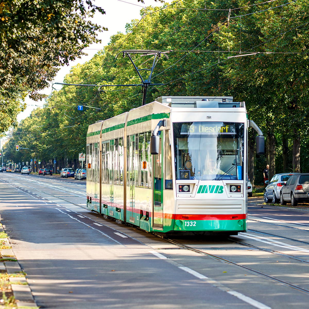 Straßenbahn der Linie 3 auf der Großen Diesdorfer Straße (Foto: Stefan Deutsch)