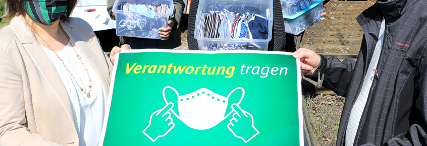 Birgit Münster-Rendel mit Christian Söder (rechts) und den Geflüchteten, die die Masken hergestellt haben. (Foto: Peter Gercke)