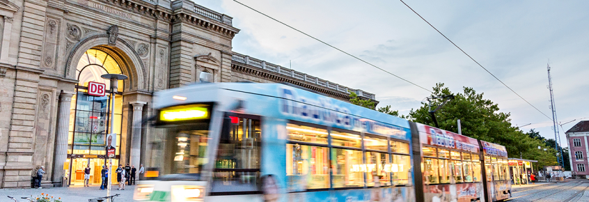 Straßenbahn vor dem Hauptbahnhof (Foto: Stefan Deutsch)