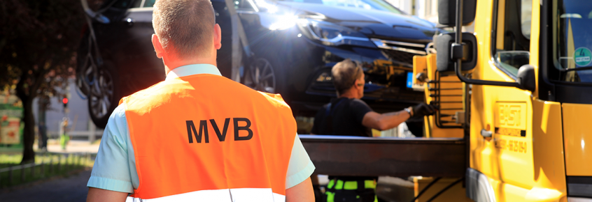 Verkehrsmeister beobachtet den Abschleppvorgang.