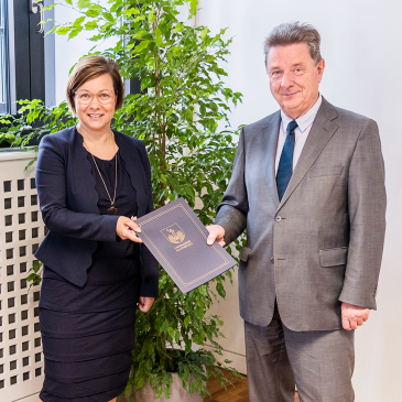 Birgit Münster-Rendel, MVB-Geschäftsführerin und Oberbürgermeister Dr. Lutz Trümper nach der Vertragsunterzeichnung