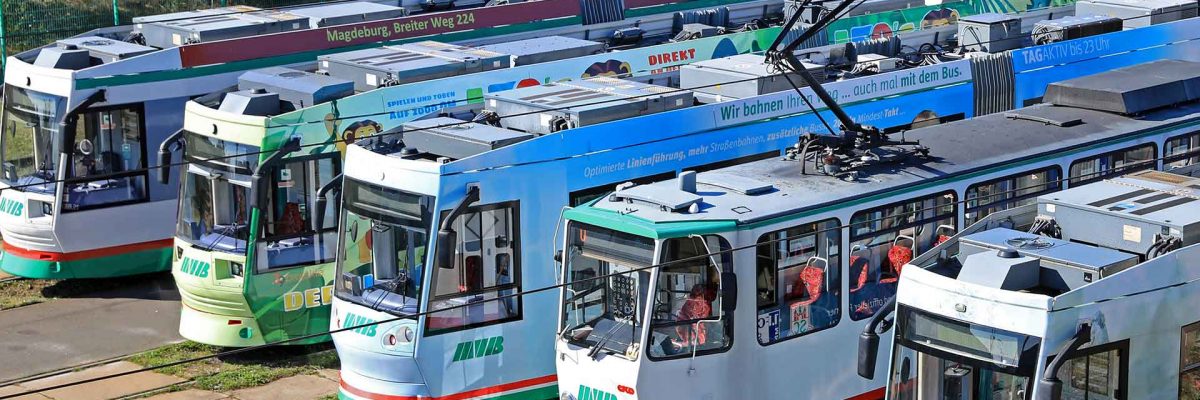 Straßenbahnen auf den Abstellgleisen auf einem Straßenbahndepot