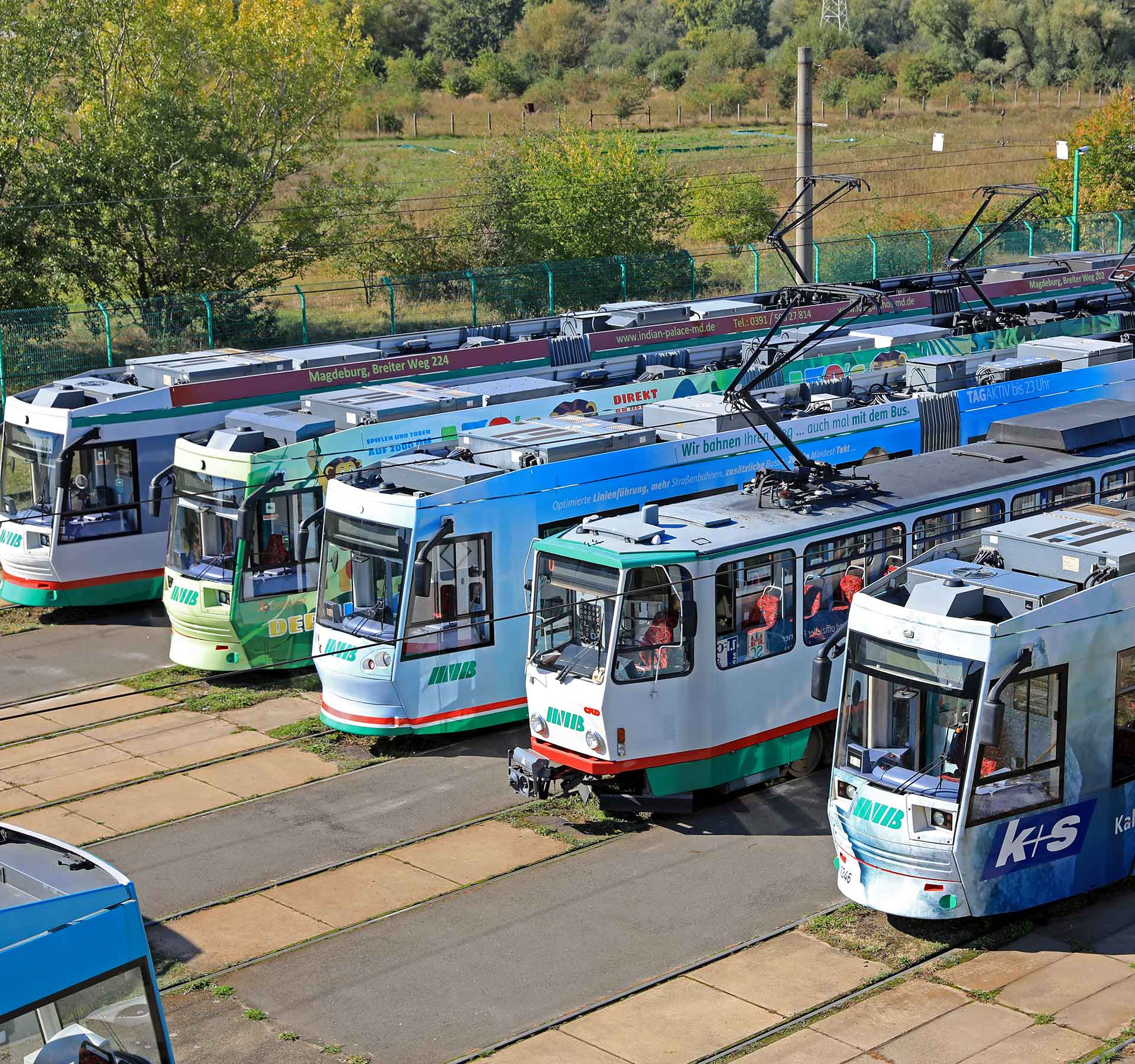 Straßenbahnen auf den Abstellgleisen auf einem Straßenbahndepot