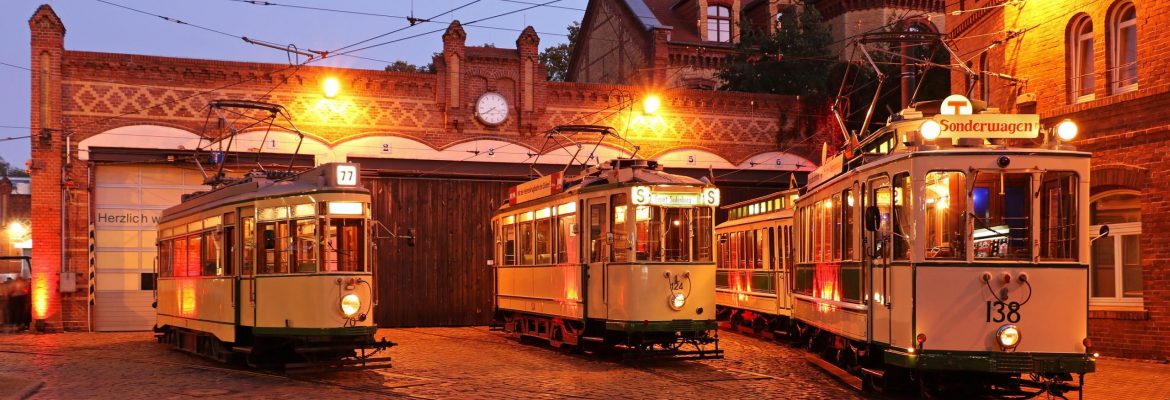 Historische Straßenbahnen in der Dämmerung auf dem Betriebshof in Sudenburg