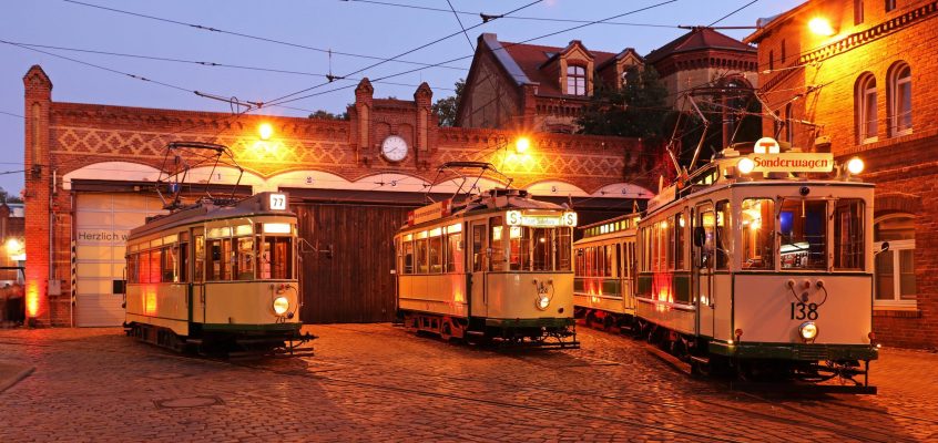 Historische Straßenbahnen in der Dämmerung auf dem Betriebshof in Sudenburg