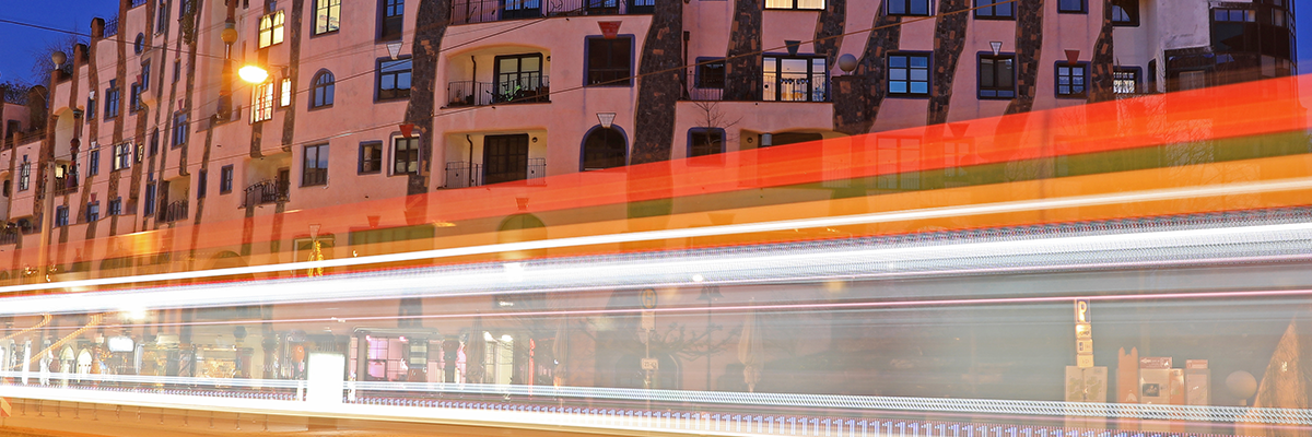 Nachtverkehr am Hundertwasserhaus (Foto: Peter Gercke)