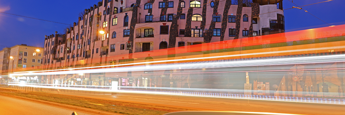 Nachtverkehr am Hundertwasserhaus (Foto: Peter Gercke)