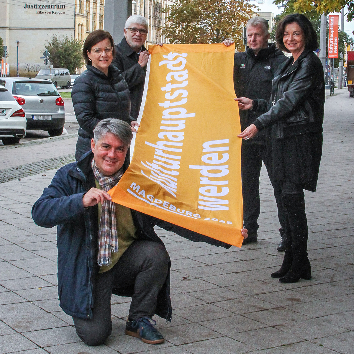 Teilnehmer*innen beim Pressetermin: Regina-Dolores Stieler-Hinz, Beigeordnete für Kultur, Schule und Sport Peter Lackner, Vorstandsvorsitzender Stadtmarketing „Pro Magdeburg“ e. V., Tamás Szalay, Leiter des Bewerbungsbüros Magdeburg 2025, Birgit Münster-Rendel, Geschäftsführerin der Magdeburger Verkehrsbetriebe, sowie Stadtmanager Georg Bandarau