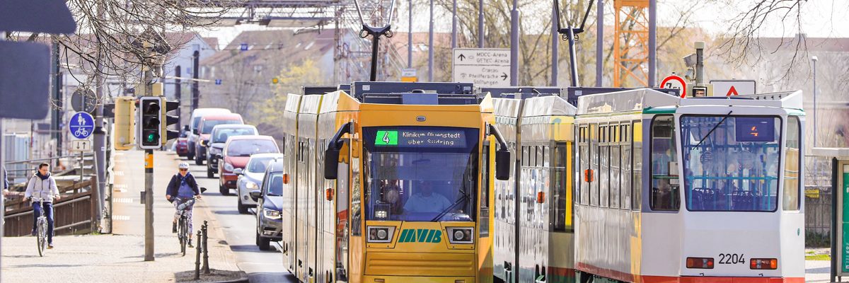 Die Straßenbahnlinie 4 fährt über die Anna Ebert Brücke.