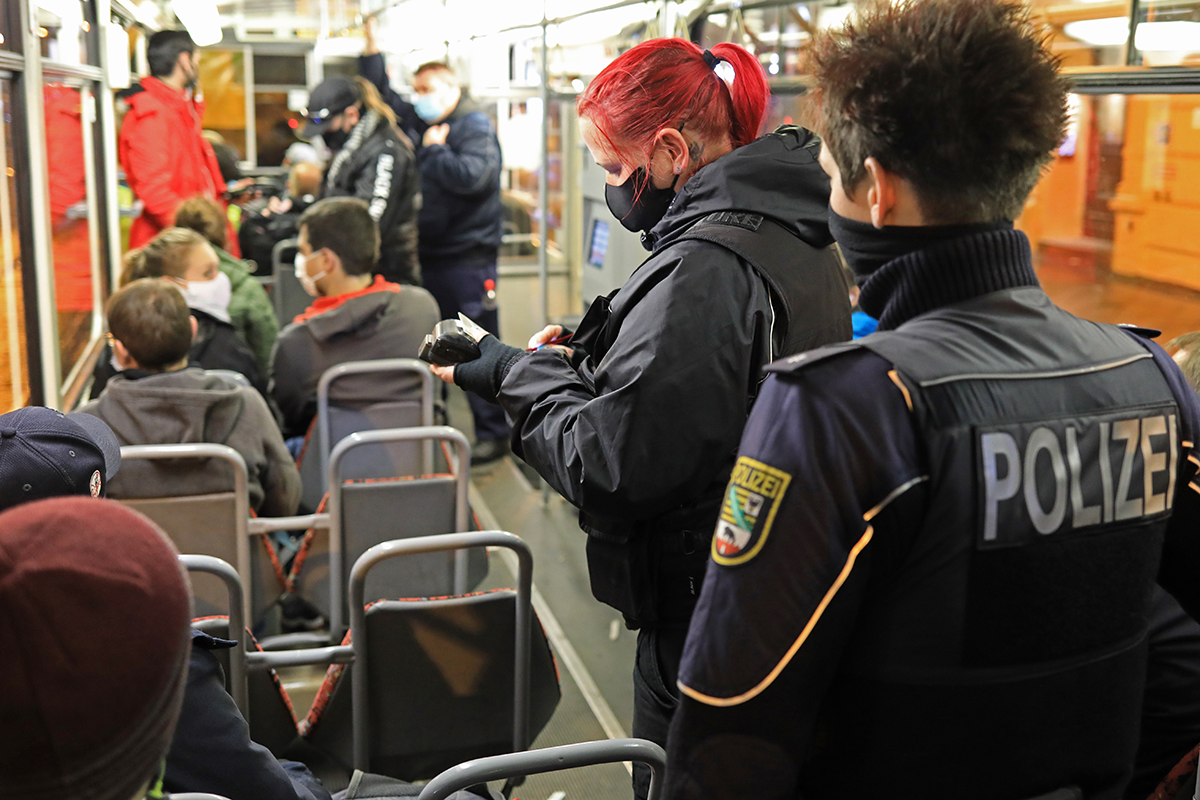 Einhaltung der Maskenpflicht in Bussen und Bahnen (Foto: Peter Gercke)