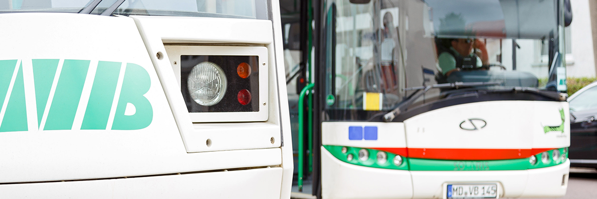 Straßenbahn im Vordergrund, im Hintergrund sieht man den Bus der Linie 56 Richtung Randau.