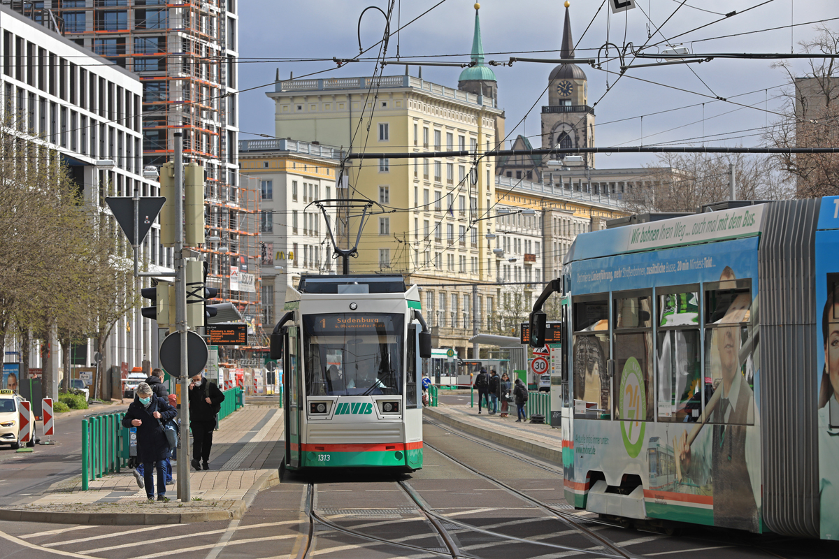 Straßenbahn auf der Ernst-Reuter-Allee (Foto: Peter Gercke)