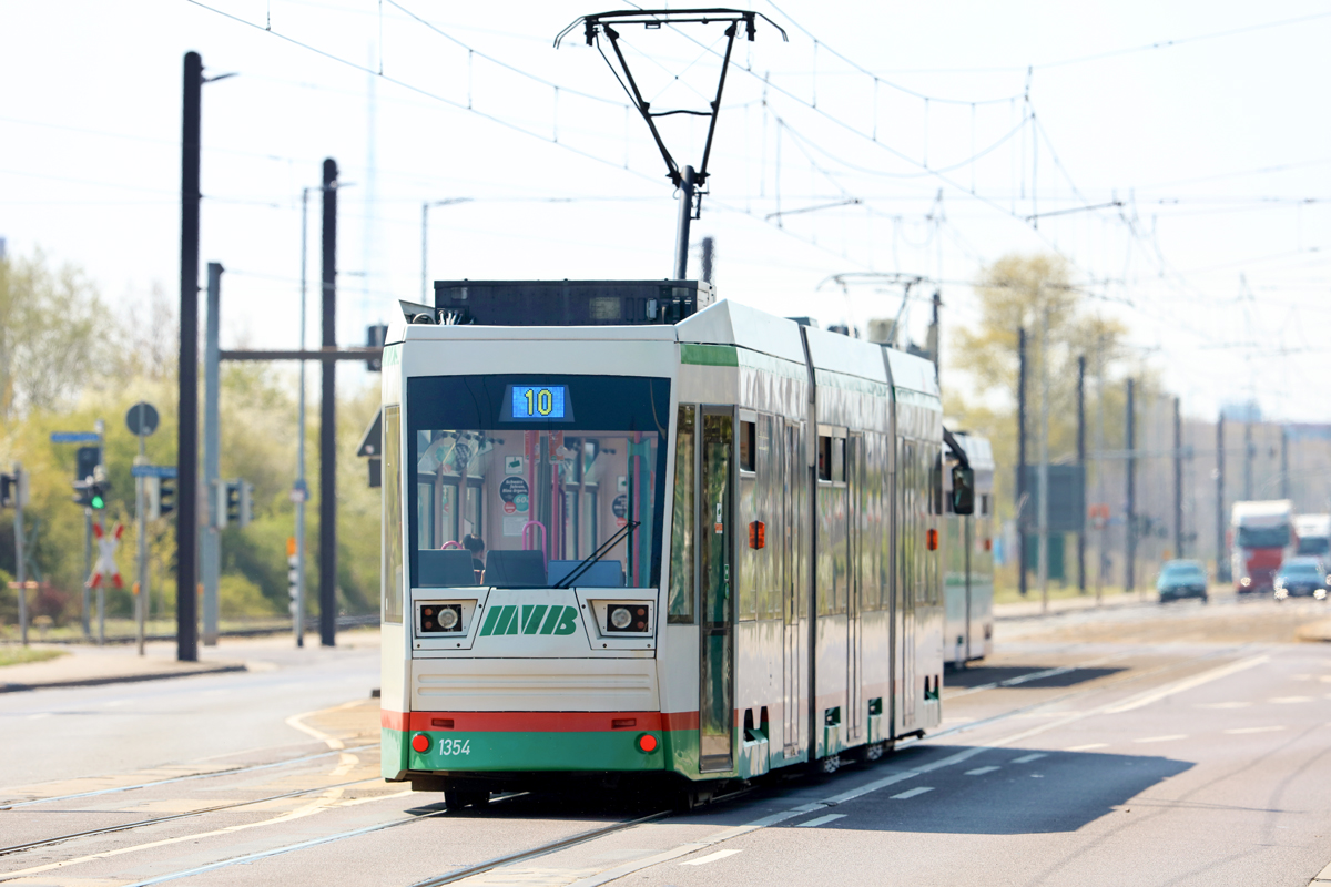 Straßenbahn der Linie 10 auf Straßenbahnstrecke auf dem August-Bebel-Damm