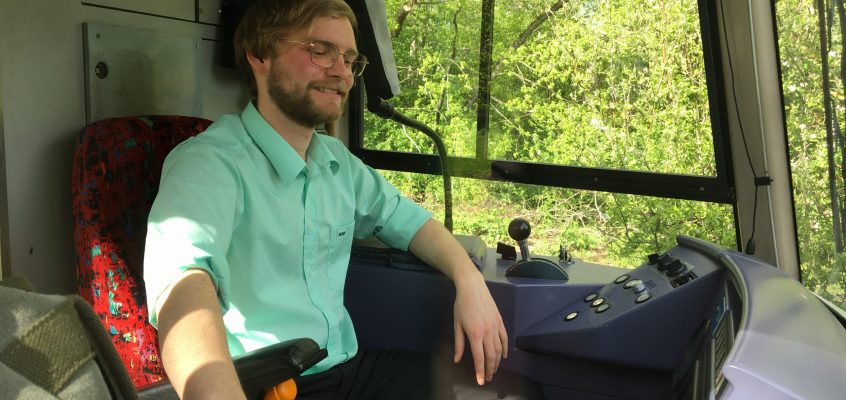 Student, der als Nebenjob Straßenbahnfahrer ist