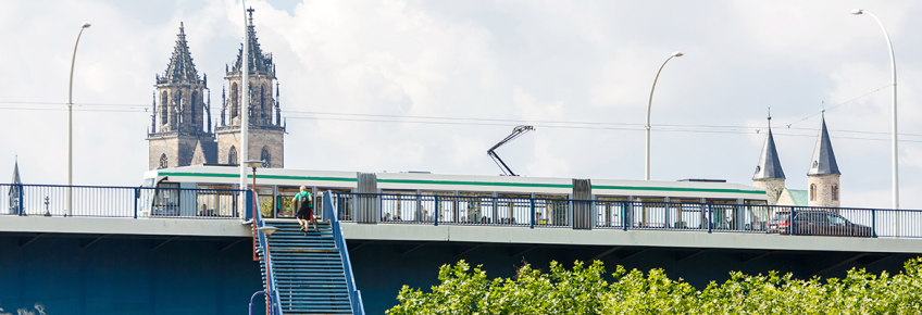 Straßenbahn auf der Strombrücke (Foto: Stefan Deutsch)