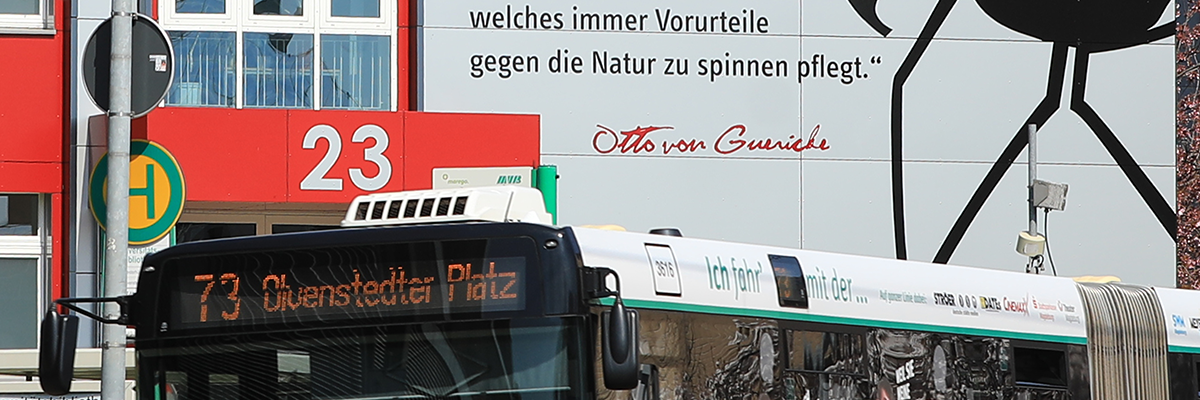 Buslinie 73 an der Haltestelle Universitätsbibliothek (Foto: Peter Gercke)