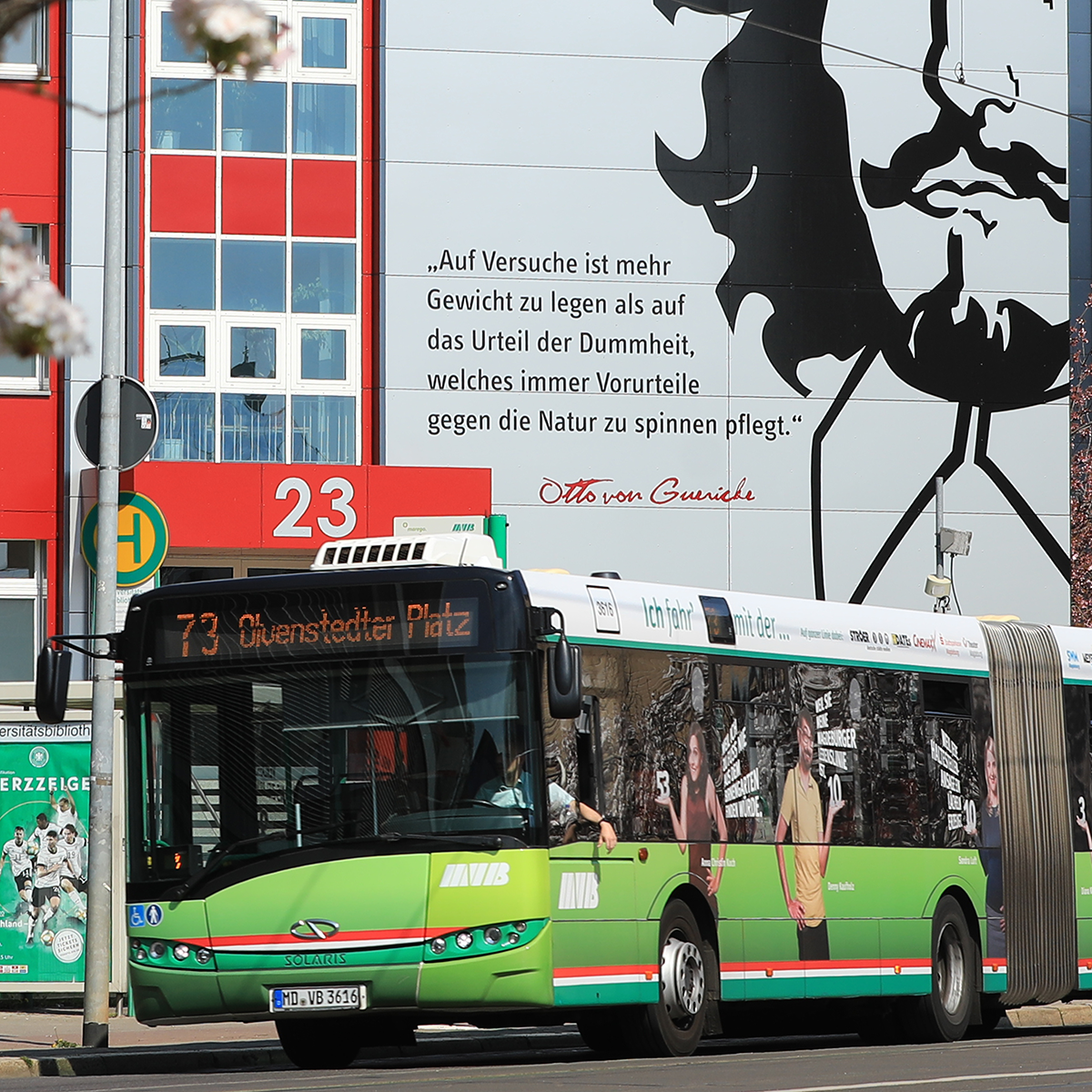 Buslinie 73 an der Haltestelle Universitätsbibliothek (Foto: Peter Gercke)