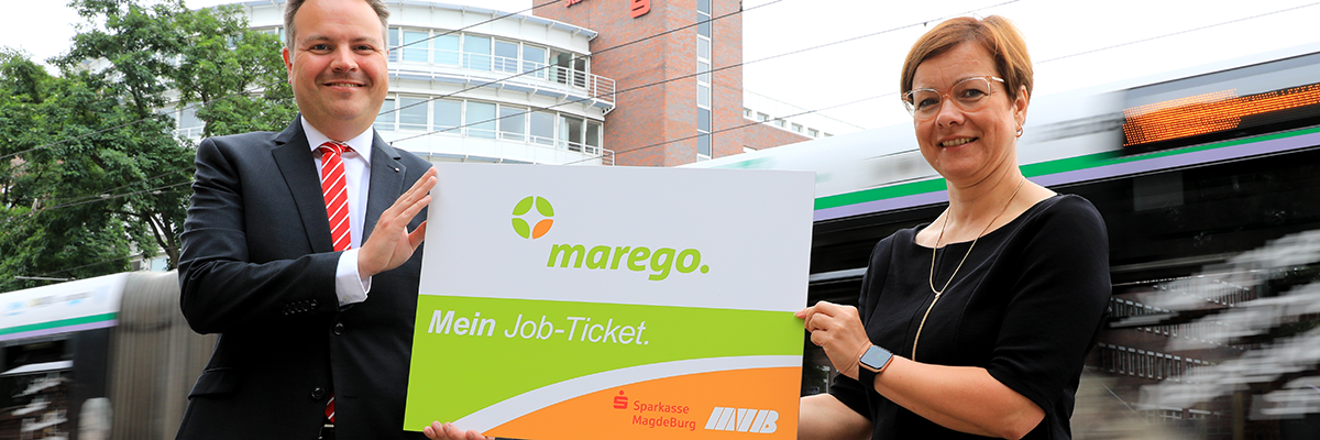 Uwe Adelmeyer, Vorstand der Sparkasse MagdeBurg und MVB-Geschäftsführerin Birgit Münster-Rendel