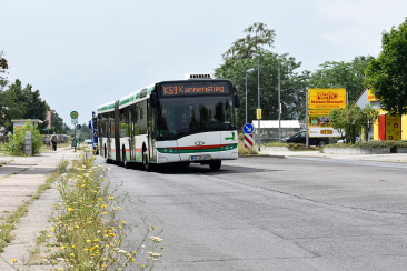 Bus der Linie K69 an der Haltestelle Hermann-Bruse-Platz