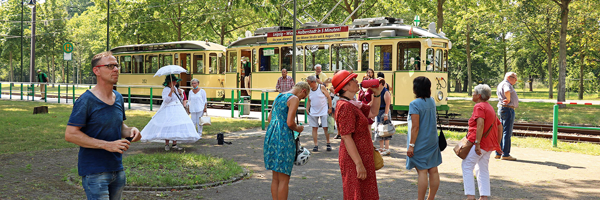 An der Endstelle der Straßenbahn im Herrenkrug gibt es nicht nur Wissenswertes von Nadja Gröschner zu erfahren, sondern auch süße und prickelnde Überraschungen für die Fahrgäste. Foto: IGNah/Ralf Kozica