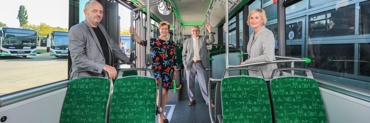 v.l.n.r.: Frank Rathsack (Abteilungsleiter Fahrzeugtechnik), Birgit Münster-Rendel (MVB-Geschäftsführerin), Klaus Zimmermann (MVB-Aufsichtsratsvorsitzender und Bürgermeister und Beigeordneter für Finanzen und Vermögen der Landeshauptstadt Magdeburg), Cornelia Muhl-Hünicke (Abteilungsleiterin Marketing)